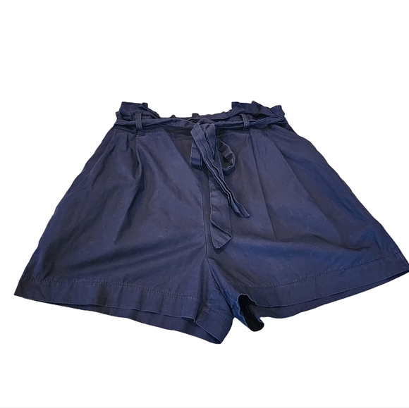 Zara highrise pleated navy shorts with pockets. - Picture 3 of 10